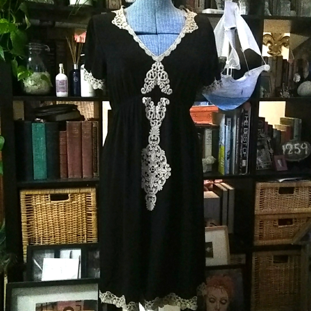Black and ivory lace dress w velvet tie-back